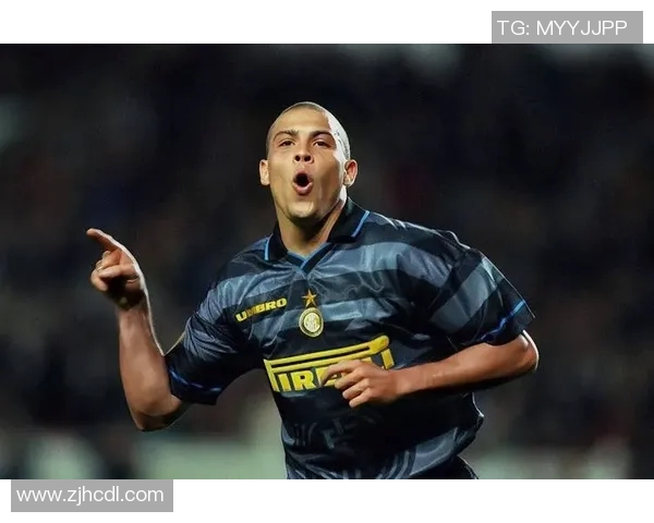 足球传奇人物崛起与辉煌历程解析，回顾足球历史上的伟大瞬间